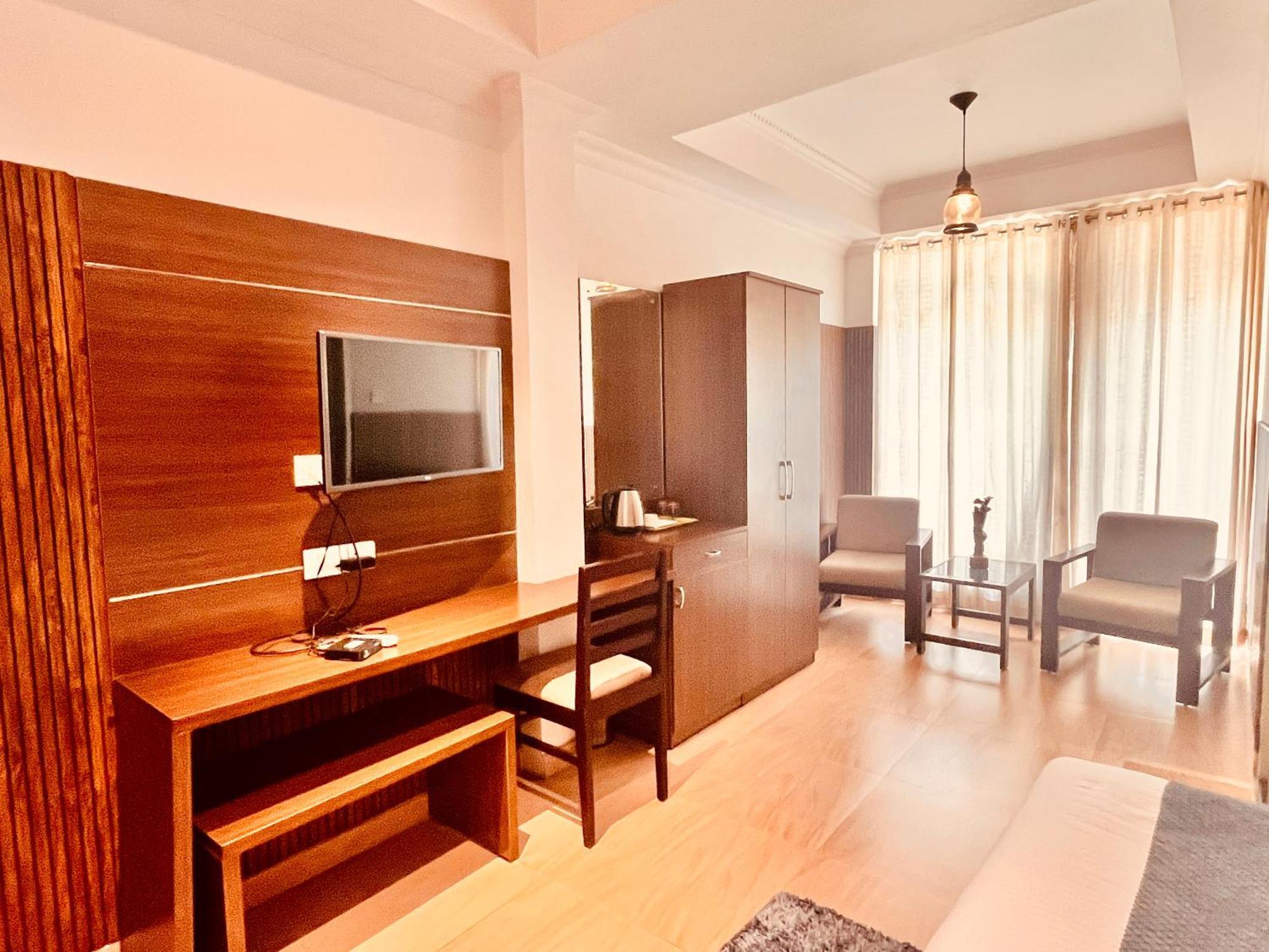 Hotel The Sapphire 1,2,3 Bedroom Available In Omaxe - A Four Star Luxury 4*
